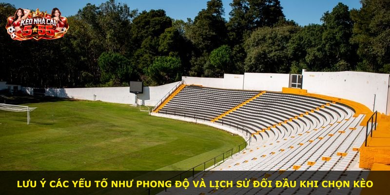 Lưu ý các yếu tố như phong độ và lịch sử đối đầu khi chọn kèo